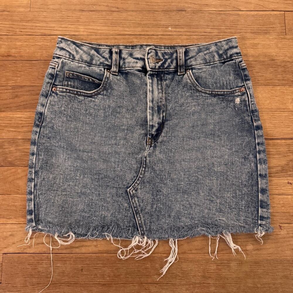 Wild Fable medium wash distressed mini pencil skirt junior's size 8
 b70